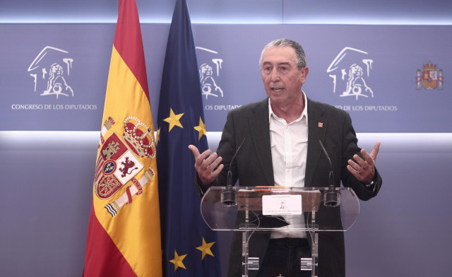 El diputado de Compromís en el Congreso, Joan Baldoví, interviene en una rueda de prensa anterior a una Junta de Portavoces convocada en el Congreso de los Diputados, a 13 de abril de 2021, en Madrid, (España).
