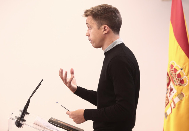 El líder de Más País, Íñigo Errejón, interviene en una rueda de prensa anterior a una Junta de Portavoces