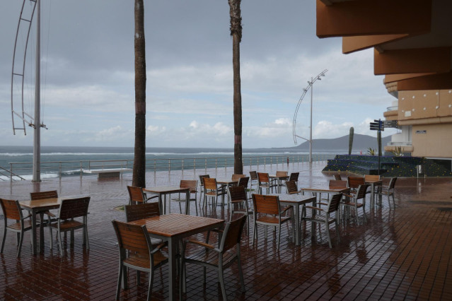 Archivo - La terraza de un bar, bajo la lluvia en Las Palmas de Gran Canaria, en Canarias (España), a 4 de febrero de 2021. Canarias recibió este miércoles una profunda vaguada atlántica que provocará un aumento considerable de la inestabilidad atmosféric