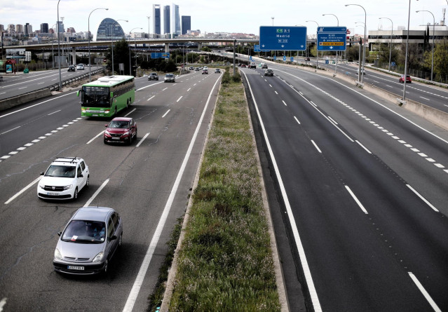 Archivo - Coches circulando por la carretera.