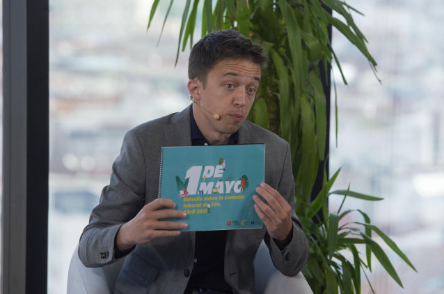 El portavoz de Más País en el Congreso, Íñigo Errejón, comparece en una rueda de prensa en la sede del partido para presentar los resultados de una encuesta realizada sobre la propuesta de jornada laboral de 32 horas, a 30 de abril de 2021, en Madrid, (Es