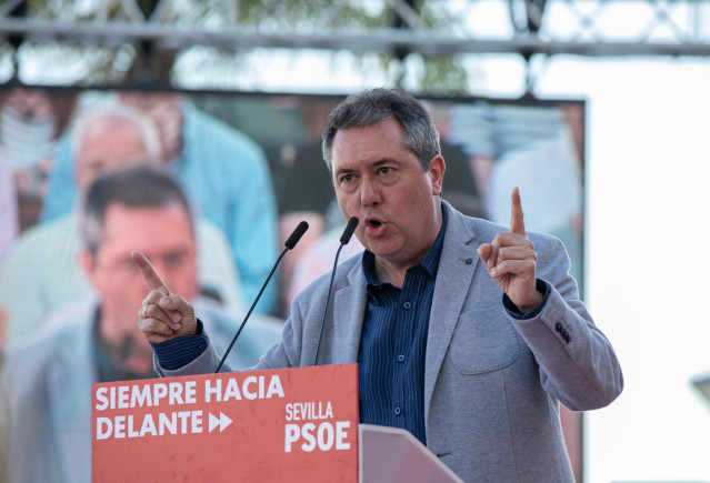 Archivo - El alcalde de Sevilla, Juan Espadas, en una imagen de archivo durante su intervención en un acto de campaña.