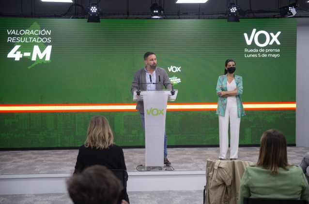 El presidente de Vox, Santiago Abascal (i), y la candidata de la formación a la Presidencia de la Comunidad de Madrid, Rocío Monasterio (d)