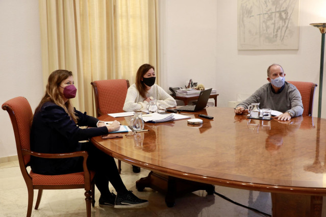 Archivo - La consellera de Salud, Patricia Gómez; la presidenta del Govern, Francina Armengol, el director general del IbSalut, Juli Fuster, en una reunión por videoconferencia en enero.