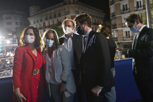La presidenta de la Comunidad de Madrid, Isabel Díaz Ayuso; la secretaria general del PP de Madrid, Ana Camins; el presidente del PP de Madrid, Pío García-Escudero; y el presidente del PP, Pablo Casado, celebran la victoria electoral. 4 de mayo de 2021.