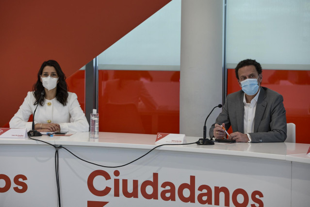 La presidenta de Ciudadanos, Inés Arrimadas, y el candidato a la Presidencia de la Comunidad de Madrid, Edmundo Bal, en una reunión del Comité Permanente del partido el día después de las elecciones autonómicas.