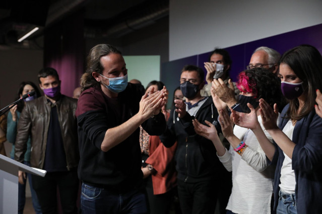 El candidato de Unidas Podemos a la presidencia de la Comunidad de Madrid, Pablo Iglesias, rodeado de compañaros del partido, durante una rueda de prensa tras las votaciones de la jornada electoral, a 4 de mayo de 2021, en Madrid (España).