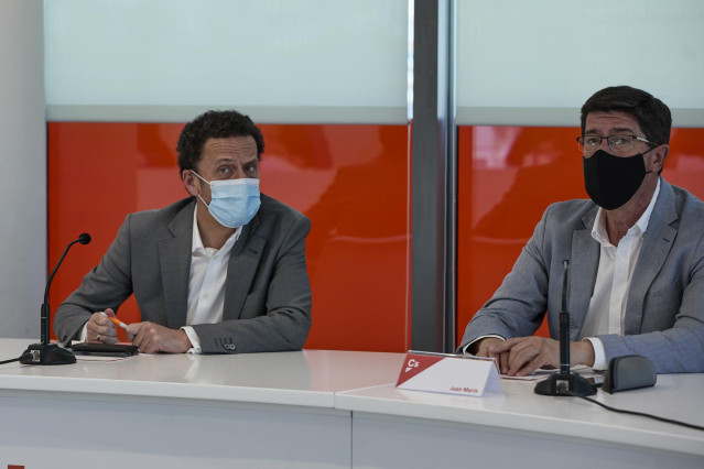 El candidato de Ciudadanos a la presidencia de la Comunidad de Madrid, Edmundo Bal (i), y el vicepresidente de la Junta de Andalucía por Ciudadanos, Juan Marín, este miércoles durante una rueda de prensa posterior a una reunión del Comité Permanente.