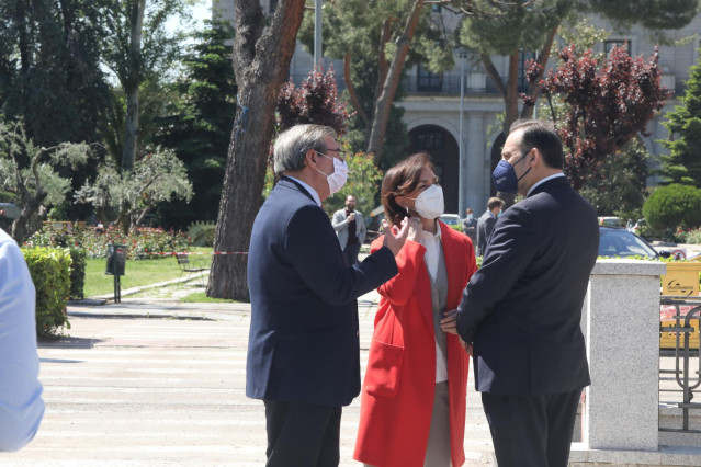 (I-D) El secretario de Estado de Memoria Democrática, Fernando Martínez; la vicepresidenta primera del Gobierno y ministra de la Presidencia, Relaciones con las Cortes y Memoria Democrática, Carmen Calvo, y el ministro de Transportes, Movilidad y Agenda U