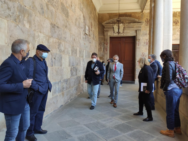 García Montero, izquierda, llega a la Facultad de Filología de la USAL junto al rector de la institución salmantina, Ricardo Rivero (derecha)