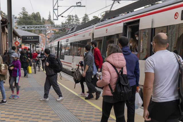 Archivo - Varias personas salen de un tren de Cercanías en la Estación de Renfe de Cercedilla