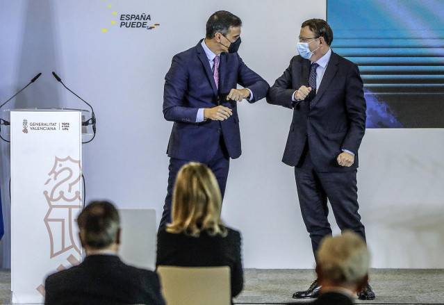 Archivo - El presidente de la Generalitat, Ximo Puig, saluda con el codo al presidente del Gobierno, Pedro Sánchez (i), a su llegada al acto de presentación del Plan de Recuperación, Transformación y Resiliencia de la Economía Española en la Ciutat de les