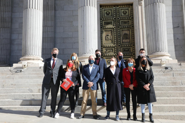 Archivo - Miembros de Esquerra Republicana, Junts, la CUP y el PDeCat posan en la escalinata del Congreso con motivo del registro de una proposición de ley de amnistía para todos los procesados y condenados por los hechos del proceso independentista.