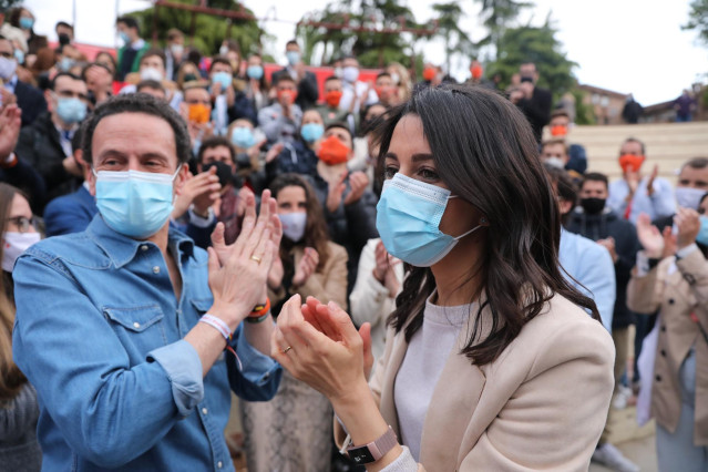 La presidenta de Ciudadanos, Inés Arrimadas, y el candidato del partido a la Presidencia de la Comunidad de Madrid, Edmundo Bal, en un acto electoral en Las Rozas (Madrid).