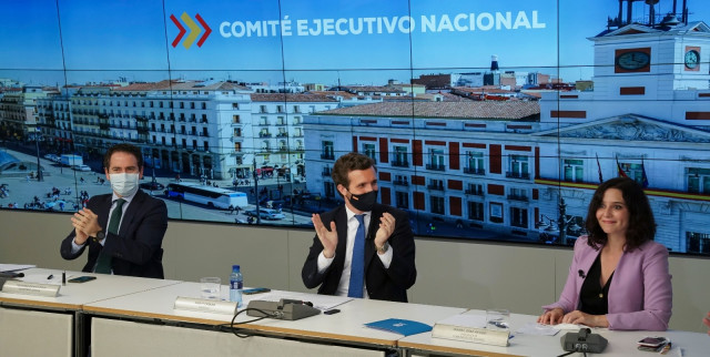El líder del PP, Pablo Casado, preside la reunión del Comité Ejecutivo Nacional del PP flanqueado por la presidenta madrileña Isabel Díaz Ayuso y el secretario general del PP, Teodoro García Egea, tras la victoria del 4M. En Madrid, 5 de mayo de 2021.