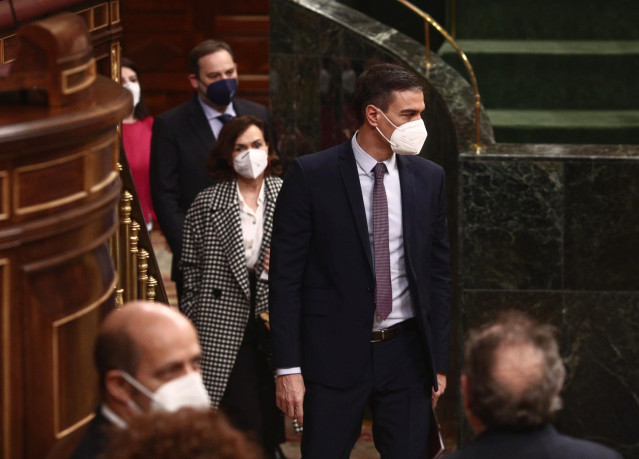 Archivo - (I-D) La portavoz parlamentaria del PSOE, Adriana Lastra; el ministro de Transportes, José Luis Ábalos; la vicepresidenta primera, Carmen Calvo, y el presidente del Gobierno, Pedro Sánchez, se dirigen a una sesión de Control al Gobierno en el Co
