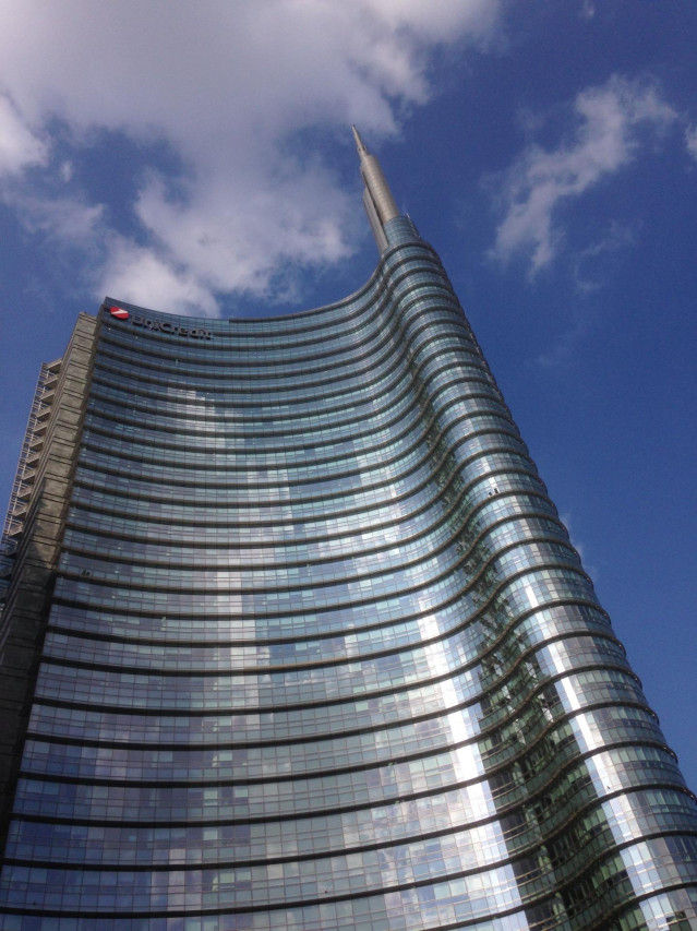 Archivo - Sede central de UniCredit en Milán