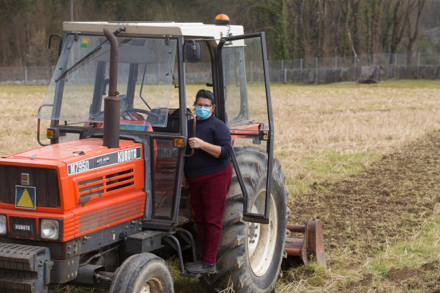 Archivo - Una mujer, Lola Martínez ara con marcarilla en su tractor para plantar patatas en su finca de Chamoso, O Corgo, en Lugo, Galicia (España),