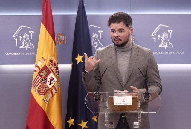 Archivo - El portavoz parlamentario de ERC, Gabriel Rufián, interviene durante una rueda de prensa