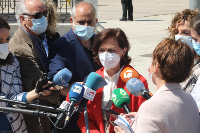 La vicepresidenta primera del Gobierno y ministra de la Presidencia, Relaciones con las Cortes y Memoria Democrática, Carmen Calvo, ofrece declaraciones a los medios, en el marco de un homenaje y recuerdo de las víctimas españolas del nazismo en el Jardín