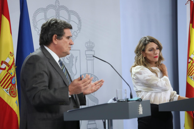 Archivo - El ministro de Inclusión, Seguridad Social y Migraciones, José Luis Escrivá, y la vicepresidenta de Trabajo y Economía Social, Yolanda Díaz, comparecen en una rueda de prensa posterior al Consejo de Ministro