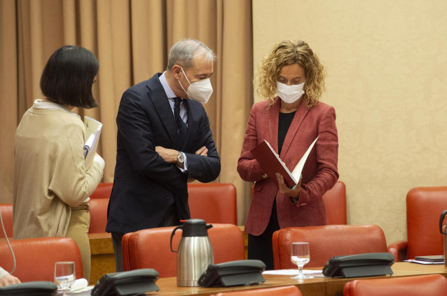 La presidenta del Congreso de los Diputados, Meritxell Batet (d), conversa durante una Junta de Portavoces en el Congreso de los Diputados, a 6 de abril de 2021, en Madrid (España).