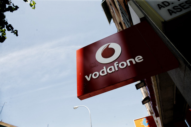Archivo - Logo de Vodafone en una tienda de la compañía telefónica en Madrid.