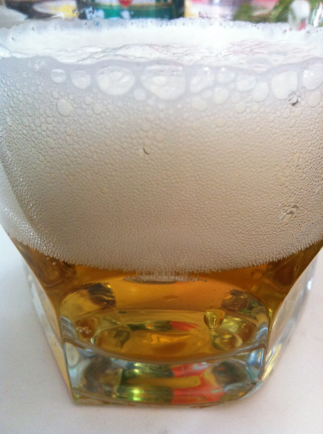 Archivo - Recursos de cerveza vertida en un vaso con espuma