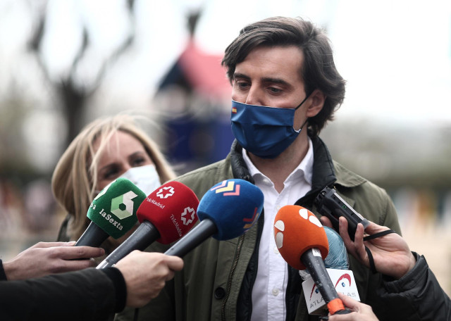 Archivo - El vicesecretario de Comunicación del PP, Pablo Montesinos ofrece declaraciones a los medios de comunicación antes de un paseo hasta el Templo de Debod, en Madrid (España)