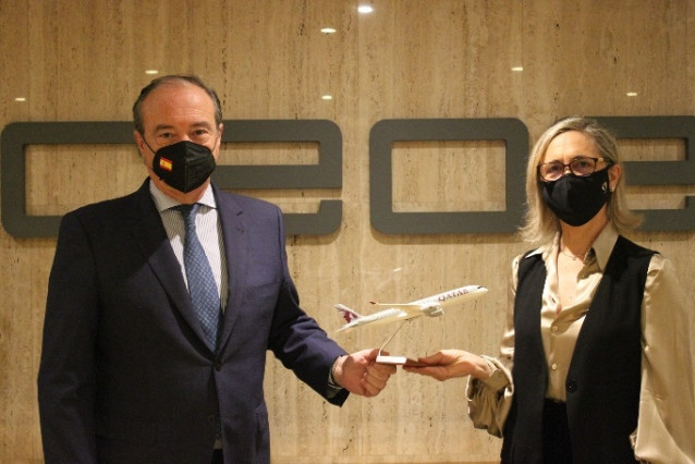 La firma del acuerdo de integración ha corrido a cargo del secretario general de CEOE, José Alberto González-Ruiz, y de la Country Manager Iberian Peninsula de Qatar Airways, Marimar Laveda.