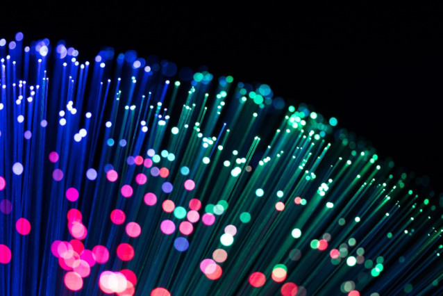 Archivo - Imagen en detalle de un cable de fibra óptica