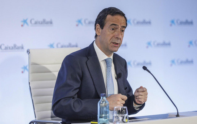El consejero delegado de Caixabank, Gonzalo Gortázar durante una rueda de prensa para presentar los resultados del primer trimestre de 2021 de la entidad financiera, a 6 de mayo de 2021, en Valencia, Comunidad Valenciana, (España)