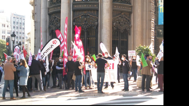 Protesta de trabajadores de CaixaBank ante la sede en València