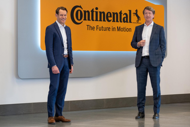 Archivo - El consejero delegado, Nikolai Setzer, y el director financiero, Wolfgang Schäfer, de Continental,