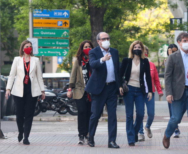 El candidato del PSOE a la Presidencia de la Comunidad de Madrid, Angel Gabilondo, a su llegada al Hotel Princesa Plaza minutos antes de que comiencen las votaciones de la jornada electoral, a 4 de mayo de 2021, en Madrid (España). Un total de 5.112.658 m