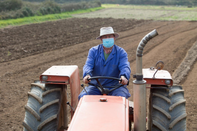 Archivo - Agricultor en sus tierras