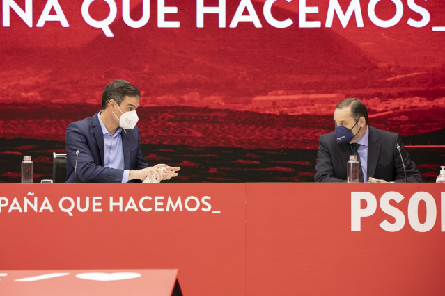 El presidente del Gobierno, Pedro Sánchez (i) y el ministro de Transportes, Movilidad y Agenda Urbana, José Luis Ábalos (d) durante la Comisión Ejecutiva Federal del PSOE, a 6 de mayo de 2021, en Madrid (España).  La Comisión Ejecutiva Federal del PSOE, q