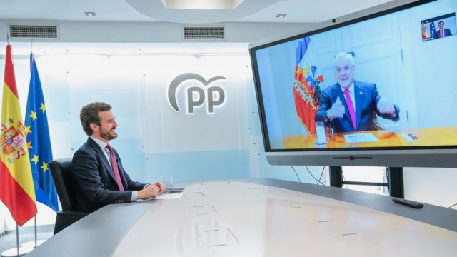 El líder del PP, Pablo Casado, conversa vía telemática con el presidente de Chile, Sebastián Piñeira. En Madrid, a 6 de mayo de 2021.