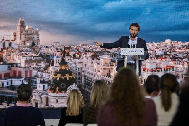 El presidente del PP, Pablo Casado interviene en el último acto de campaña del partido, en el barrio de Salamanca, a 2 de mayo de 2021, en Madrid (España).