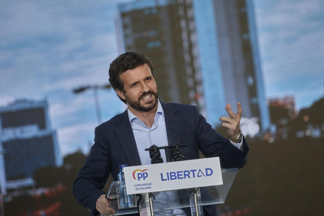 El presidente del PP, Pablo Casado interviene en el último acto de campaña del partido, en el barrio de Salamanca, a 2 de mayo de 2021, en Madrid (España).