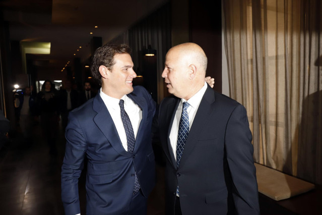 Archivo - El expresidente de Ciudadanos Albert Rivera, en un coloquio en Málaga junto al consejero de Educación y Deporte de la Junta de Andalucía, Javier Imbroda.