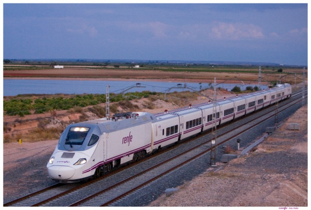 Archivo - Un tren de Renfe.