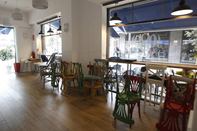 El interior de un bar, cerrado, en abril de 2021 en Mallorca.