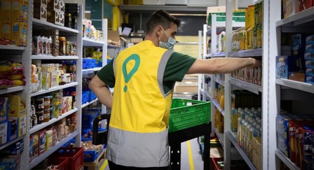 Archivo - Un repartidor de Glovo.