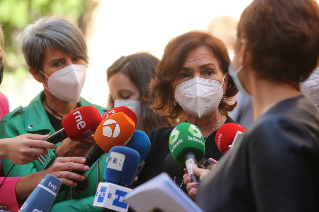 La vicepresidenta primera del Gobierno, Carmen Calvo, atiende a los medios de comunicación tras llegar a la sede de la Federación Española de Municipios y Provincias (FEMP), a 7 de mayo de 2021