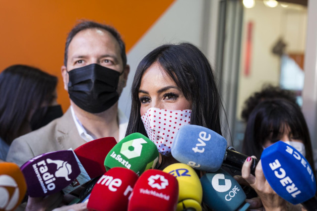 Imagen de recurso de la vicealcaldesa de Madrid, Begoña Villacís, respondiendo a los medios a su llegada a la sede del partido minutos antes del comienzo de las votaciones de la jornada electoral.