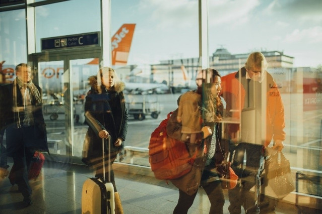 Archivo - Viajeros en un aeropuerto.