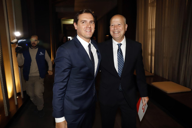 Archivo - El expresidente de Ciudadanos Albert Rivera y el consejero de Educación y Deporte de la Junta de Andalucía, en un coloquio organizado por la cadena Ser en Málaga.