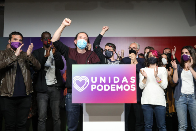 El candidato de Unidas Podemos a la presidencia de la Comunidad de Madrid y secretario general de Podemos, Pablo Iglesias, rodeado de compañaros del partido, durante una rueda de prensa tras las votaciones de la jornada electoral, a 4 de mayo de 2021, en