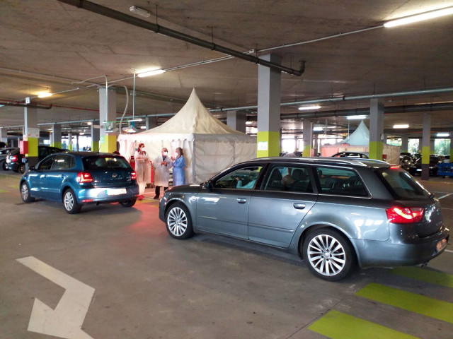 Archivo - Autovac, vacunación contra la COVID-19 en el parking del HUCA.